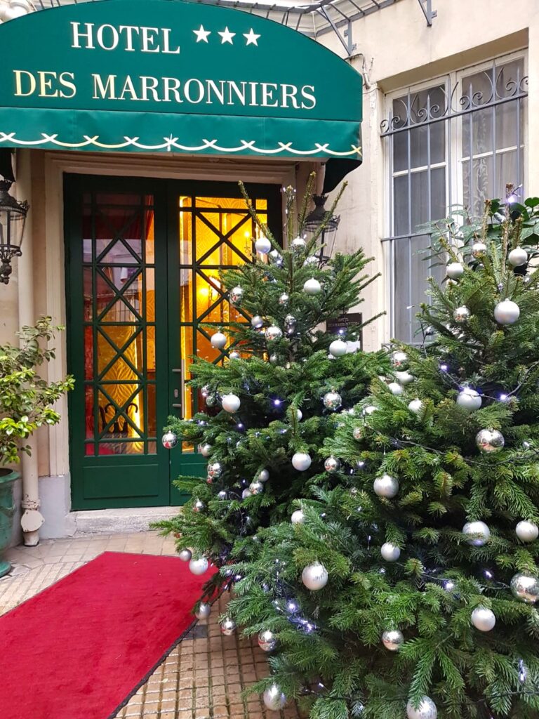 Marché de Noël Paris Hôtel des Marronniers près du Village de Noël