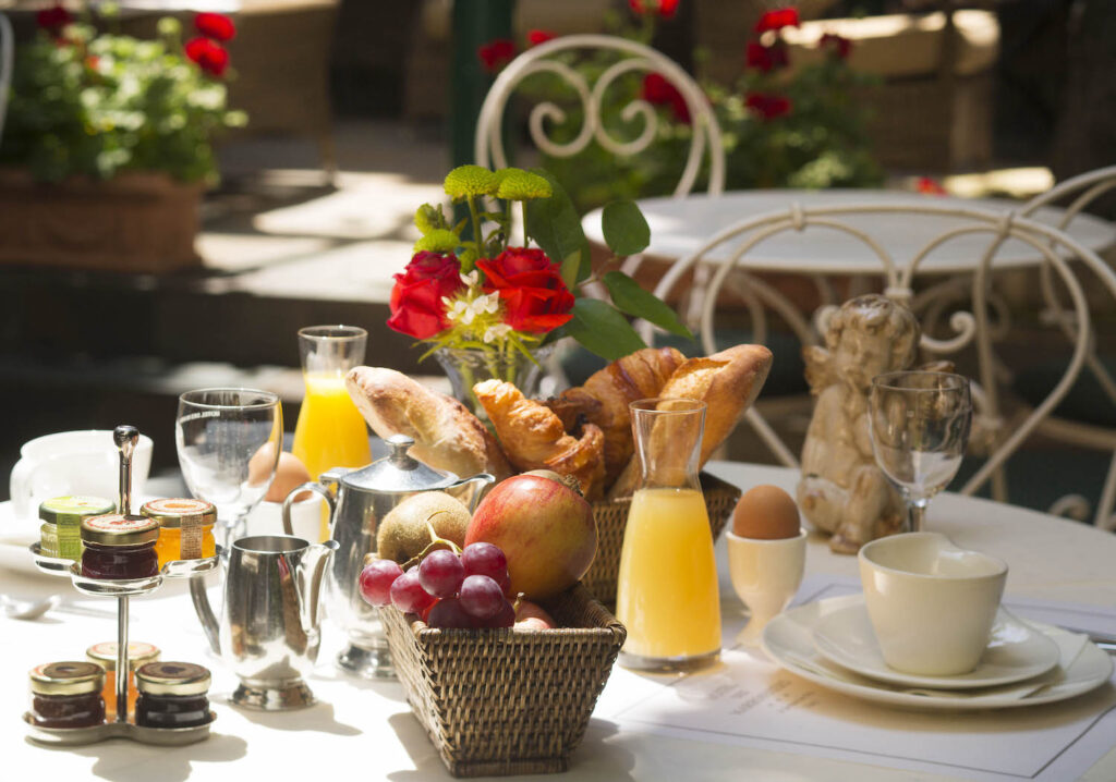 petit-déjeuner en terrasse dans un hôtel de charme Paris 6, hôtel des marronniers
